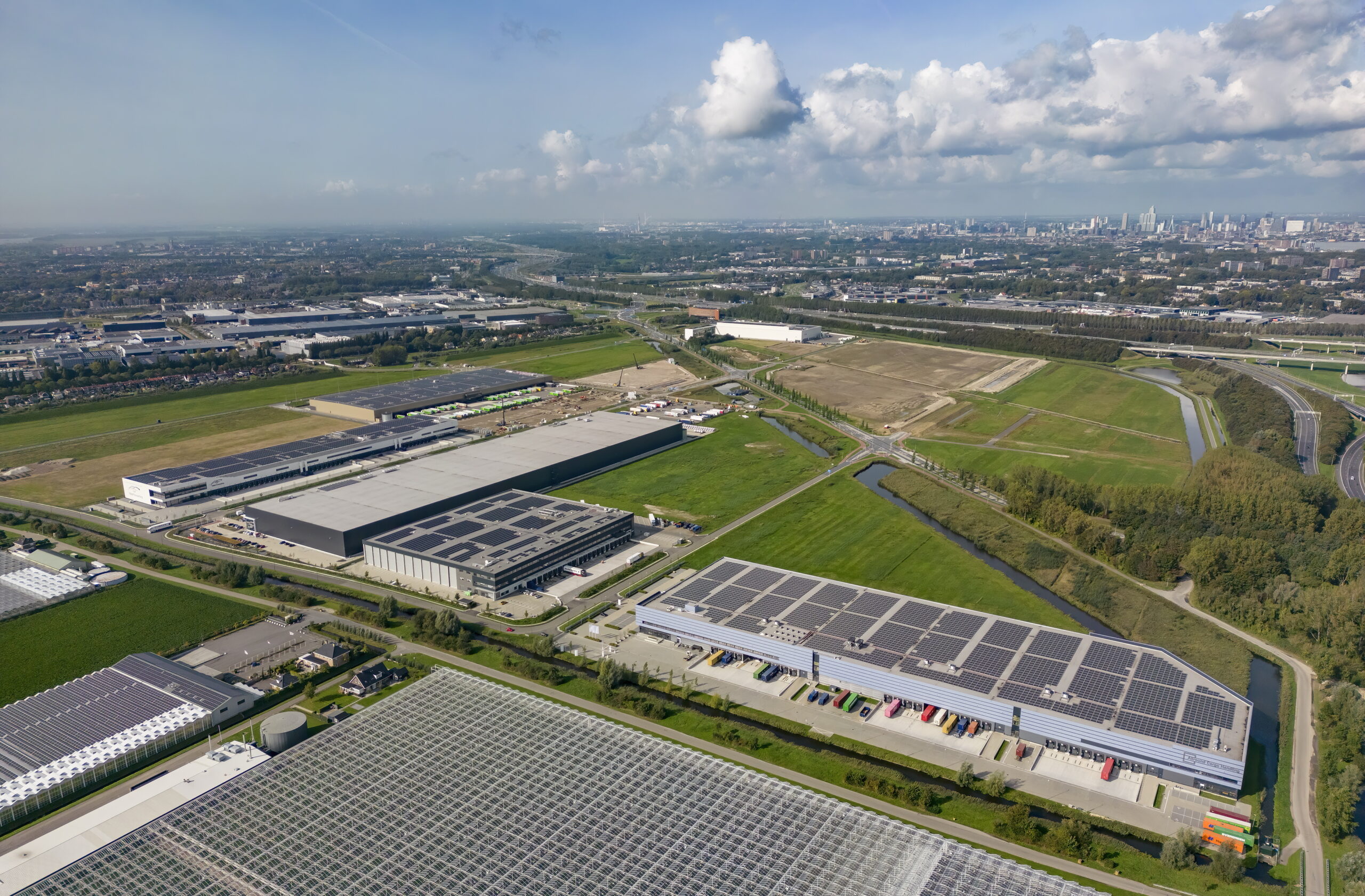 Luchtfoto bedrijven Dutch Fresh Port vanaf ACH gezien
