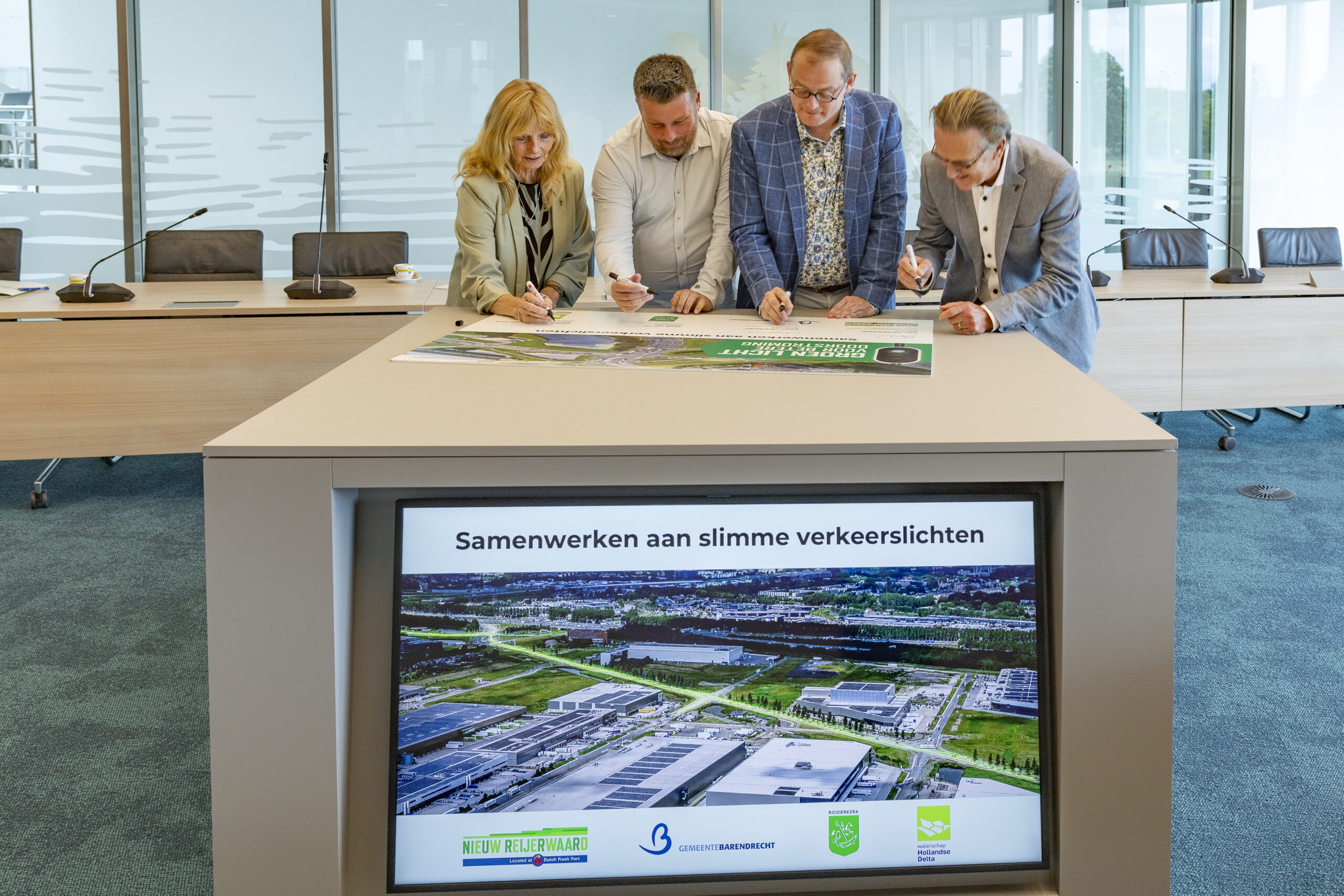 Verkeerslichten op Dutch Fresh Port